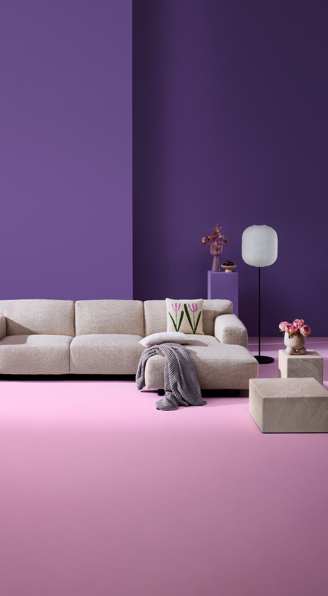 Livique Sofa vor violetter und rosa Kulisse