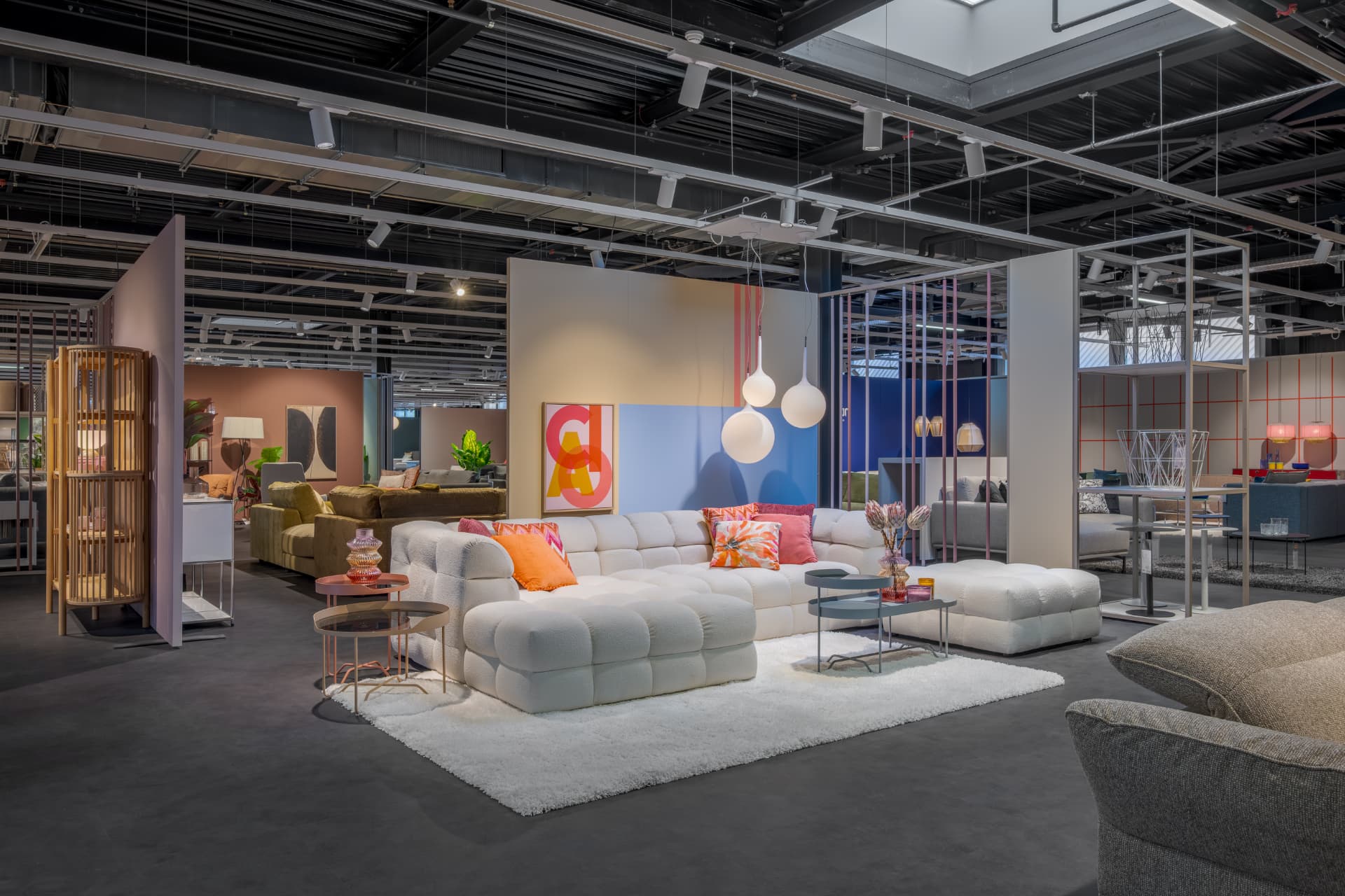 Grosszügiger Wohnbereich im Livique Showroom Winterthur
