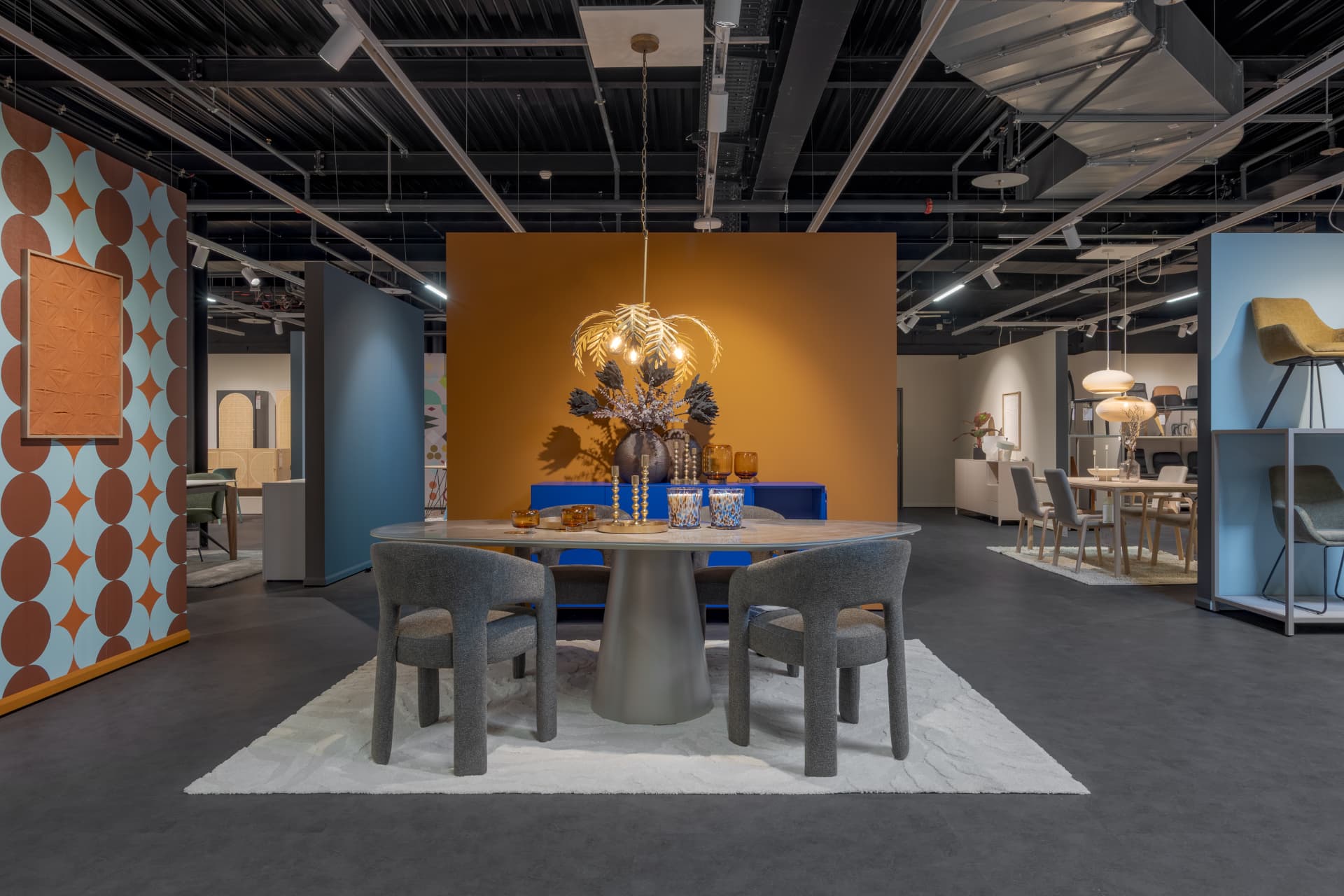Farbiger Essbereich im Livique Showroom Winterthur